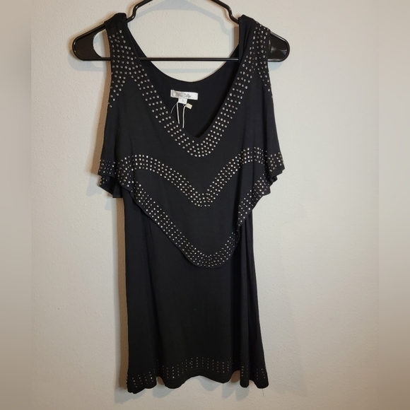 blue velvet Tops - Blue Velvet NWT Black Studded Cold Shoulder top Size small